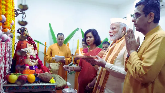 CJI DY Chandrachud praying along with PM Modi