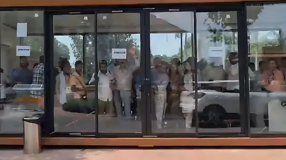 Parliament door shut for journalists