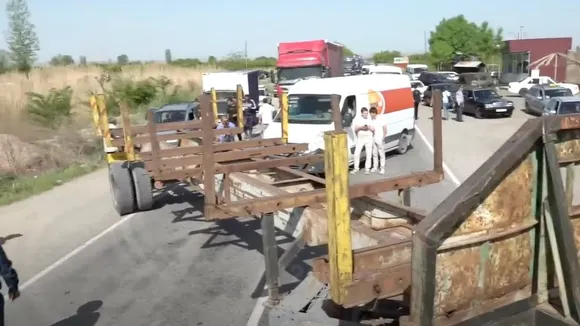 Armenian Citizens Block Roads in Protest of Village Transfer to Azerbaijan