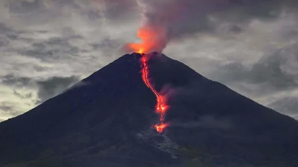 Volcanic Eruption Forces Evacuation of Hundreds in Indonesia's North Sulawesi