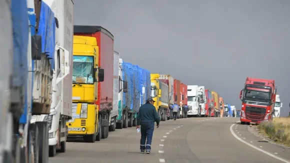 Bolivian Minister Urges Cargo Transport Leaders to Address Economic Crisis, Avert Roadblock