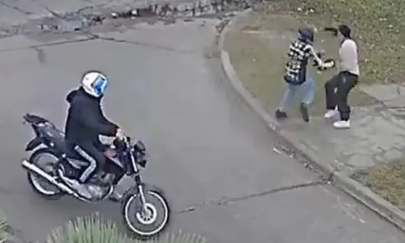 Undercover Police Officer Thwarts Motorcycle Mugging in Buenos Aires