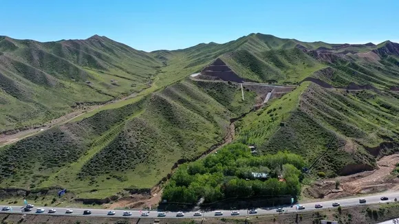 Duku Highway in Xinjiang Reopens to Tourists After Record Early Opening