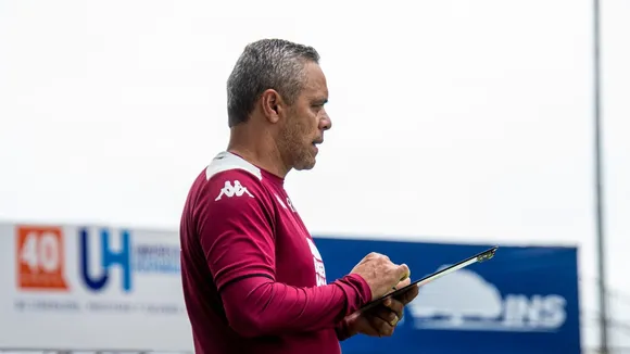 Saprissa Assistant Coach Criticizes Referee's Performance in Costa Rican Soccer Clásico