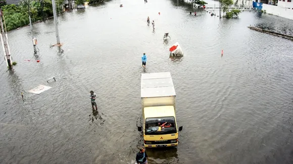 Heavy Rains Persist in Parts of Indonesia Amid Hot Weather