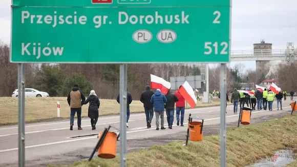Polish Farmers Unblock Checkpoint with Ukraine, Protests Continue at Other Crossings