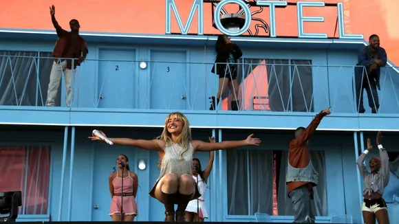 Norah Jones Surprises Coachella Crowd with Sabrina Carpenter Duet
