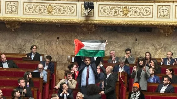 French National Assembly Suspends Lawmaker for Waving Palestinian Flag