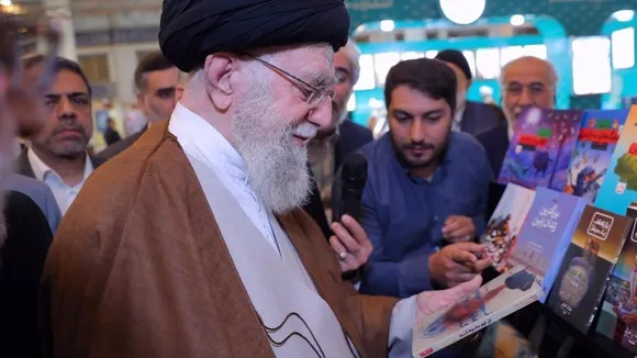 Ayatollah Khamenei Praises Biography of Martyr Golab Ali Hosseinzadeh at Tehran Book Fair