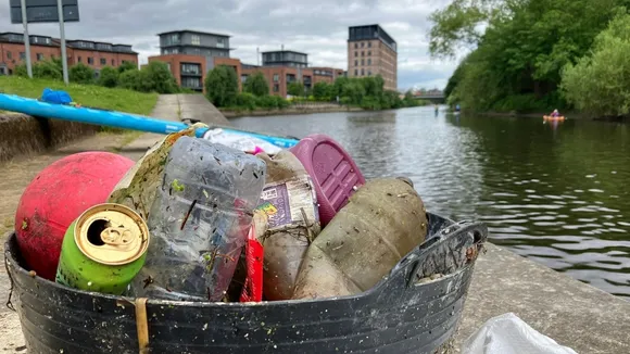 White Rose Canoe Club Volunteers Clean Up River Aire in Leeds