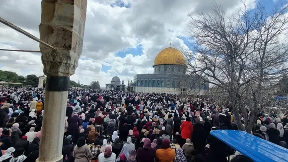 25,000 Palestinian Worshipers Defy Israeli Restrictions to Pray at Al-Aqsa Mosque