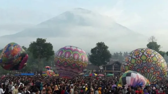 Hot Air Balloon Explosion in Indonesia Injures Four Teenagers