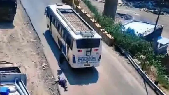 Amarnath Yatra Pilgrims Jump from Moving Bus After Brake Failure in Jammu and Kashmir; 10 Injured