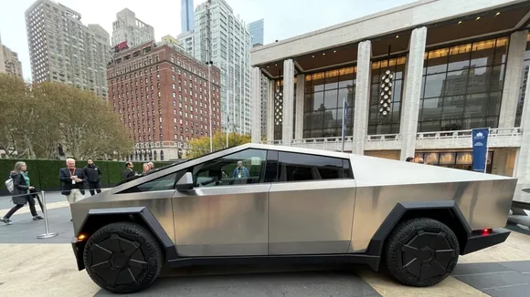 Tesla Cybertruck Owner Polishes Vehicle to Mirrored Finish, Raising Safety Concerns