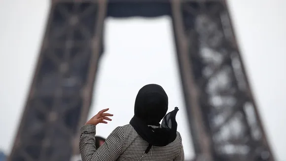 Paris-Based Moroccan Journalist Appeals French Ban on Head Coverings in Press ID Photos