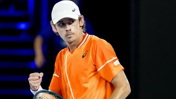 Alex De Miñaur Gives Middle Finger to Mocking Fans at Indian Wells