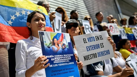 Venezuelans in Argentina Protest Obstacles to Voting in Presidential Election