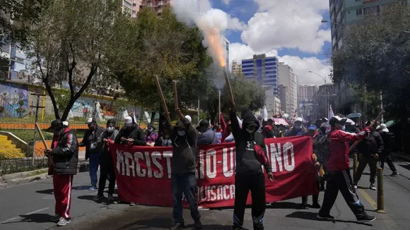 Bolivia's Education Ministry Calls for Dialogue with Protesting Teachers After Clashes in La Paz