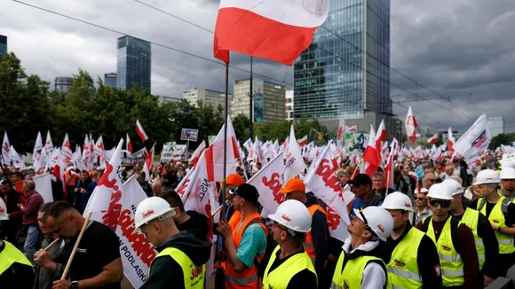 Polish Farmers Protest EU's Green Deal, Demand Referendum