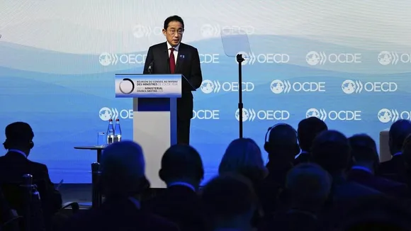 Japan's PM Kishida Unveils Global Framework for AI Regulation at OECD Meeting