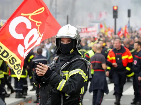 Firefighters in Paris Clash with Police Over Olympic Bonus Dispute