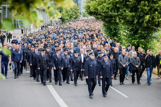 Berlin Police Hold Solemn Silent March to Honor Fallen Officer, Decry Extremism