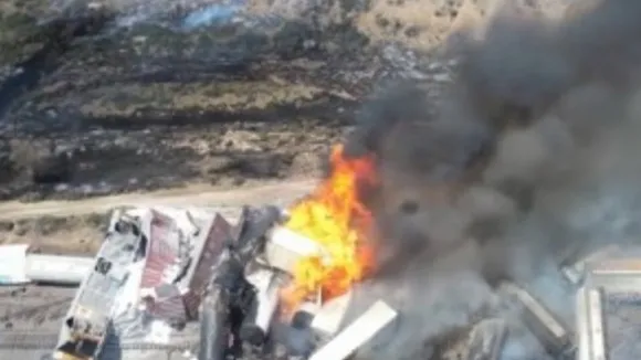 BNSF Railway Freight Train Derails and Catches Fire in Arizona, Closing I-40