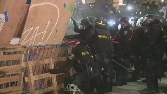 Police Moves into UCLA Pulling Apart Barricades, Detaining Dozens