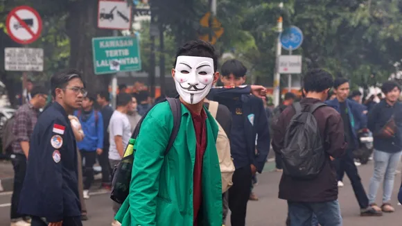 Indonesian Protesters Persist in Rejecting Job Creation Law