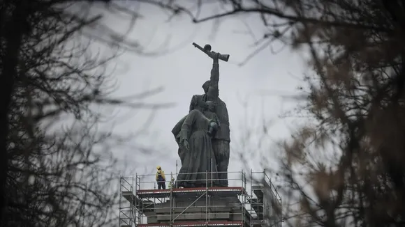 Dismantling of Soviet Army Monument in Sofia Resumes with Removal of Inscriptions