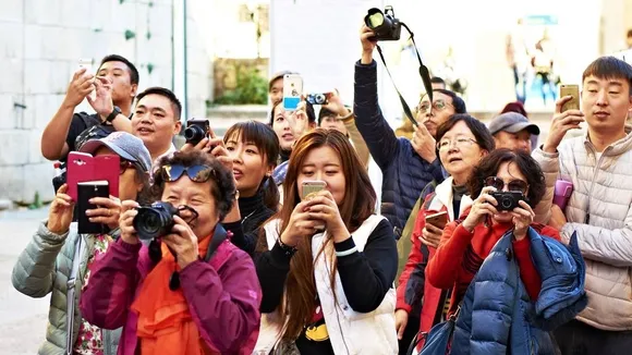 Chinese Tourists Flock to Japan, Shunning South Korea Amid Weakened Yen