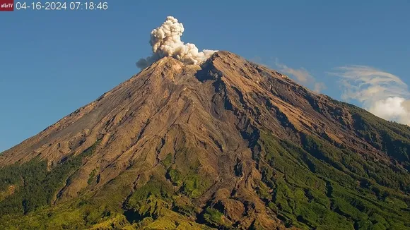 Semeru Volcano Erupts Five Times in East Java, Spewing Ash Up to 900 Meters