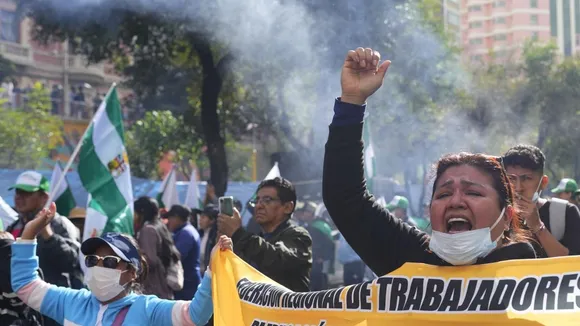 Bolivian Teachers Clash with Police in La Paz During Protest March