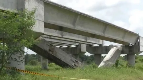 35-Meter Concrete Beam Collapses on Sri Lanka's Central Expressway