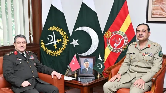 Pakistan Confers Military Award on Turkish Land Forces Commander During Visit