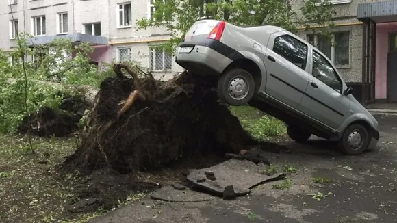 Tornado Warning Issued as Hurricane Hits Moscow Causing Injuries and Widespread Damage
