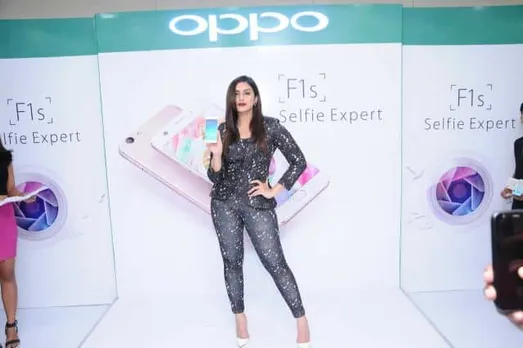 Bollywood diva Huma Qureshi kick-starts OPPO F1s first sale in Bengaluru