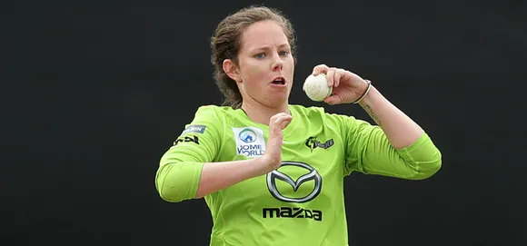 Samantha Bates extends her Sydney Thunder contract by a couple of years