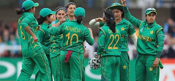 Bowlers guide Pakistan to win; lead series 1-0