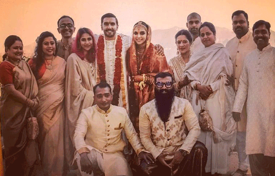 दीपवीर की शादी की नई तस्वीरें आईं सामने, परिवार के साथ पोज देते नज़र आए बाजीराव-मस्तानी