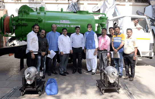 अमिताभ बच्चन ने पूरा किया मुंबई के सफाईकर्मियों से किया वादा, गिफ्ट में दी 25 सफाई मशीनें और ट्रक