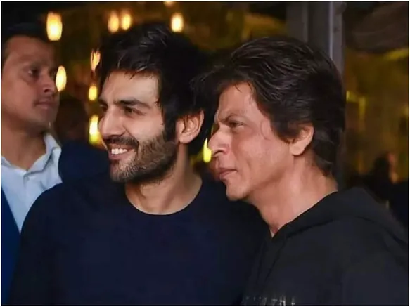 Kartik Aaryan reminisces his fan moment with Shah Rukh Khan; used to wait  outside his Mannat home | Hindi Movie News - Times of India