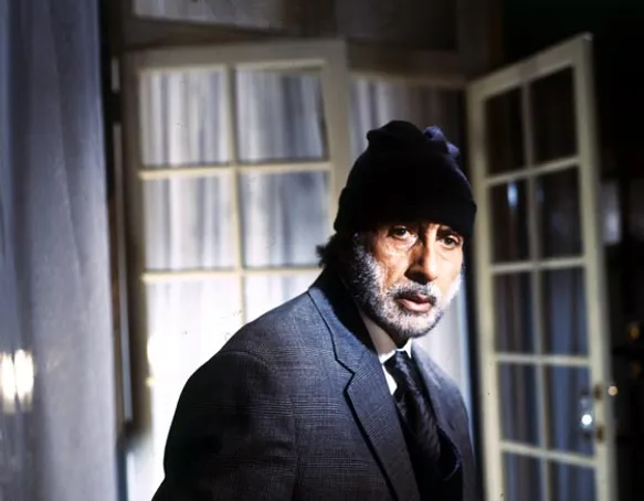 Amitabh Bachchan dans le rôle de Debraj Sahai.