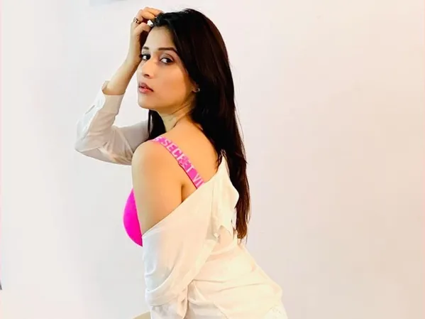 Bigg Boss 17: Mannara Chopra Clarifies Director Kissing Her, Says 'He  Considers Me As His Baby...' - News18
