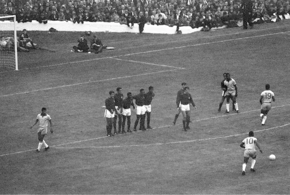 Pele taking a free-kick in 1966.