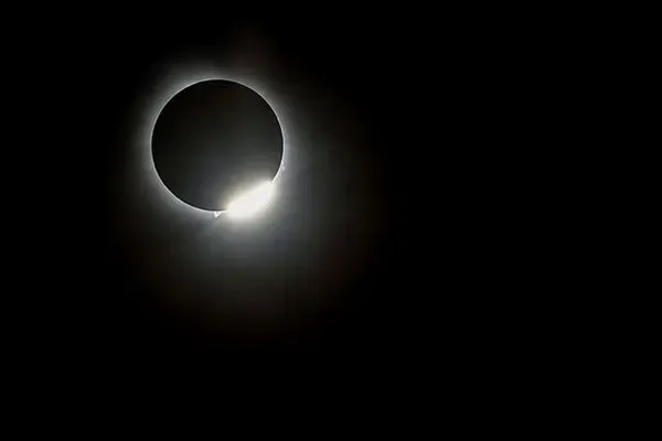 eclipse-diamond-ring-effect-20240409.webp