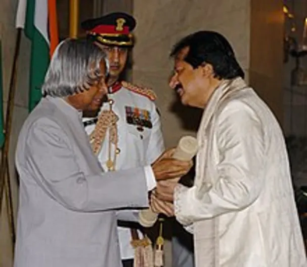 पूर्व राष्ट्रपति एपीजे अब्दुल कलाम ने पंकज उधास को पद्मश्री से सम्मानित किया था।