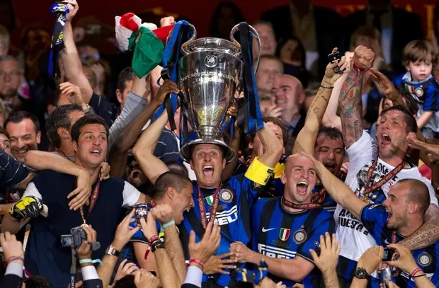 Inter Milan players after their historical 2009-10 European Treble | sportzpoint.com