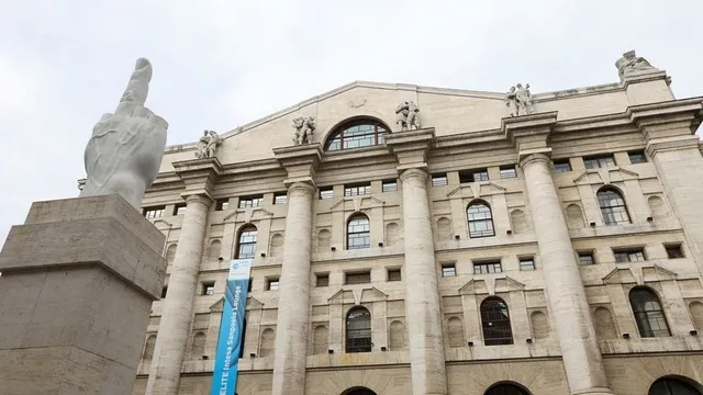 Piazza affari sale