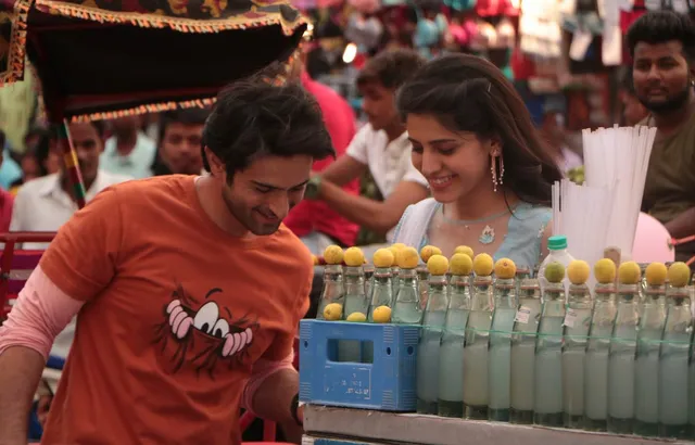 Ishaaron-Ishaaron-Mein-Cast-Beat-The-Heat-In-Delhi-With-Golas-And-Goti-Soda